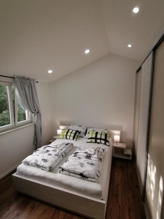 Łóżko lub łóżka w pokoju w obiekcie Apartmani Kiko