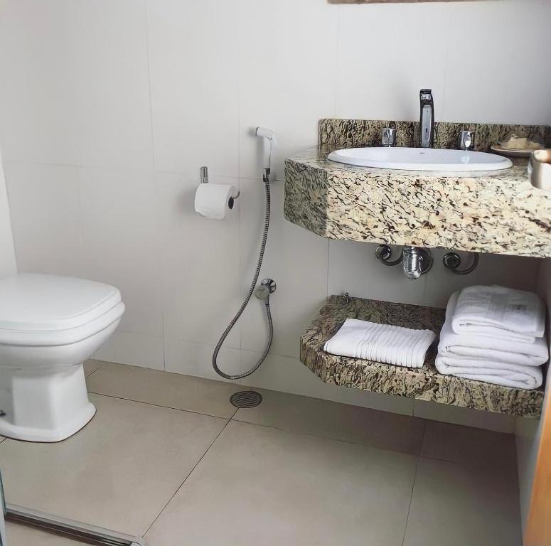 a bathroom with a sink and a toilet at Chales Mãe e Filho in Monte Verde