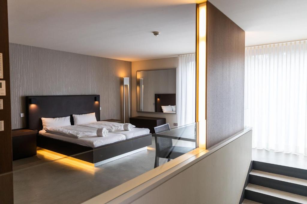 um quarto com uma cama e uma mesa de vidro em Boarding World Heidelberg em Heidelberg