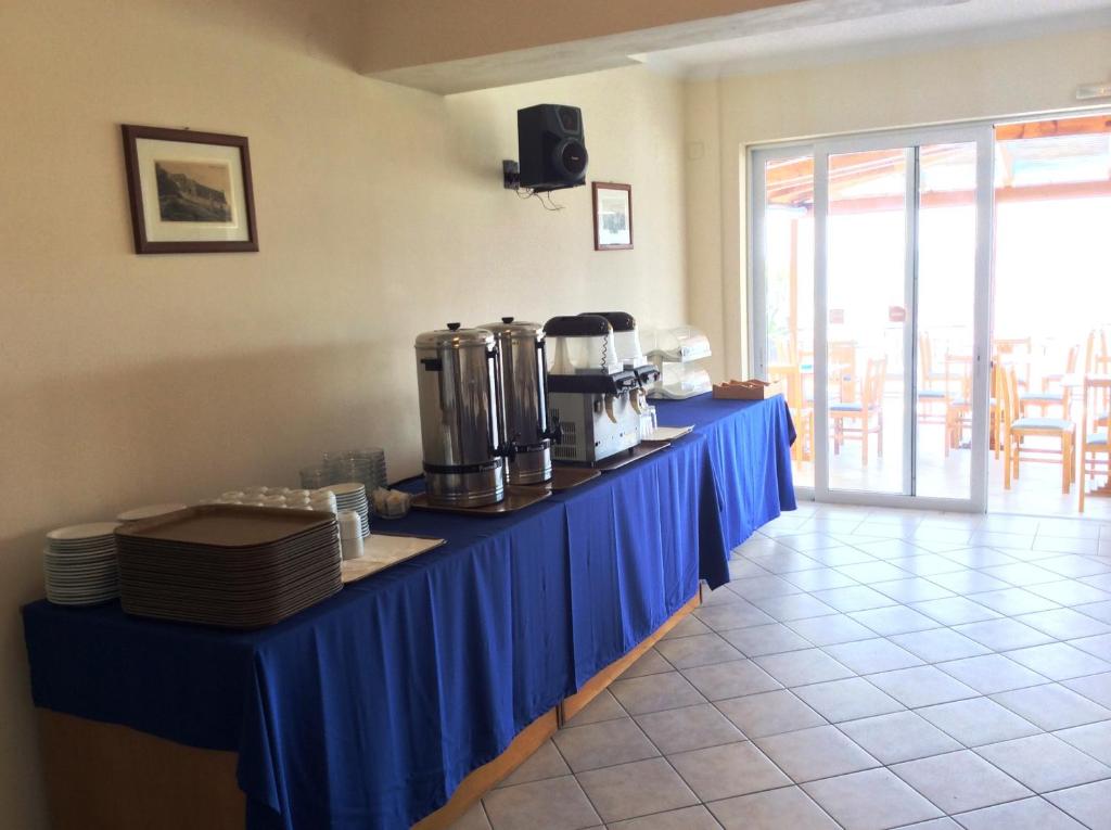 Príslušenstvo na prípravu kávy alebo čaju v ubytovaní Andreolas Beach Hotel