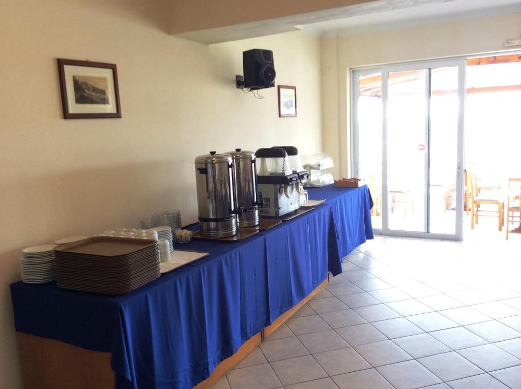 Príslušenstvo na prípravu kávy alebo čaju v ubytovaní Andreolas Beach Hotel