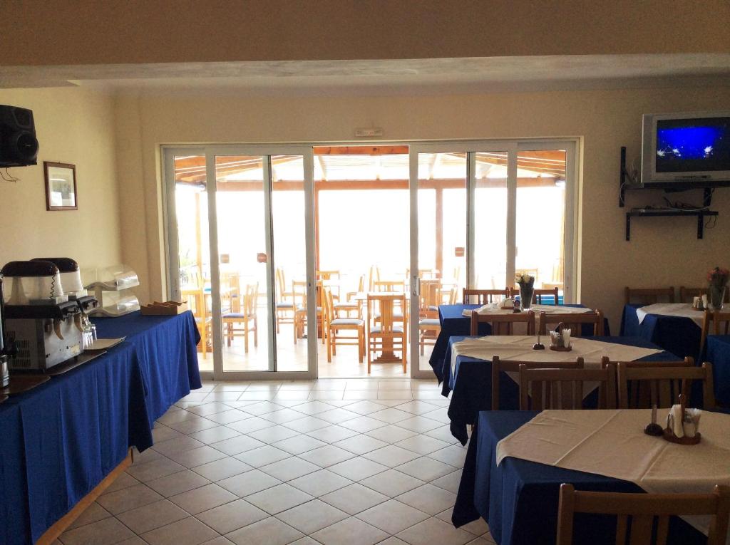 Reštaurácia alebo iné gastronomické zariadenie v ubytovaní Andreolas Beach Hotel