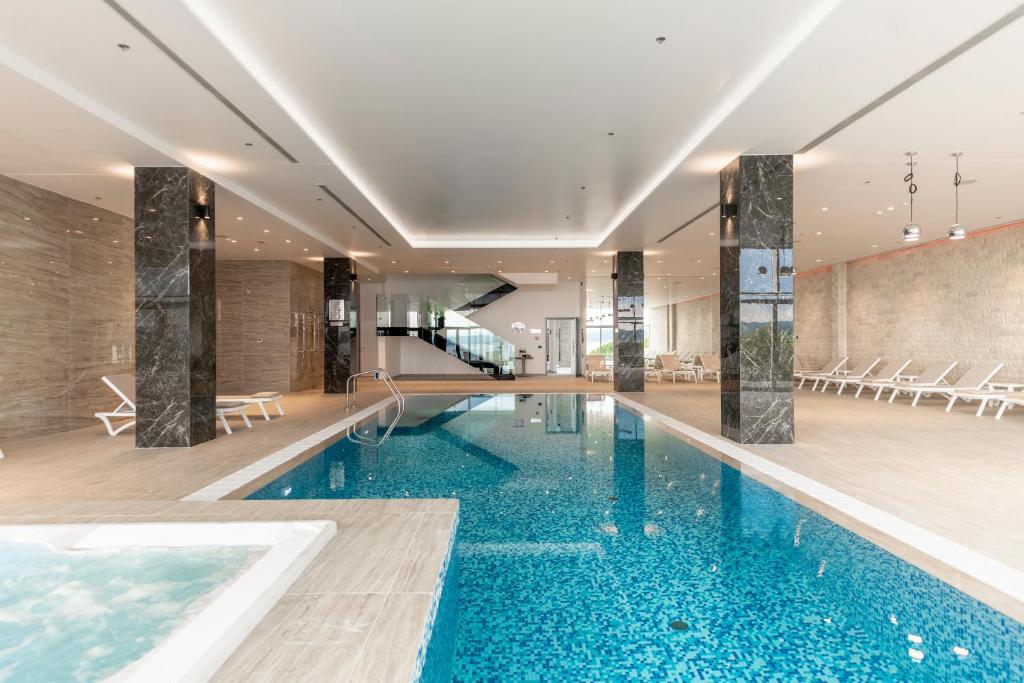 Bazén v ubytování Hotel Miramare nebo v jeho okolí