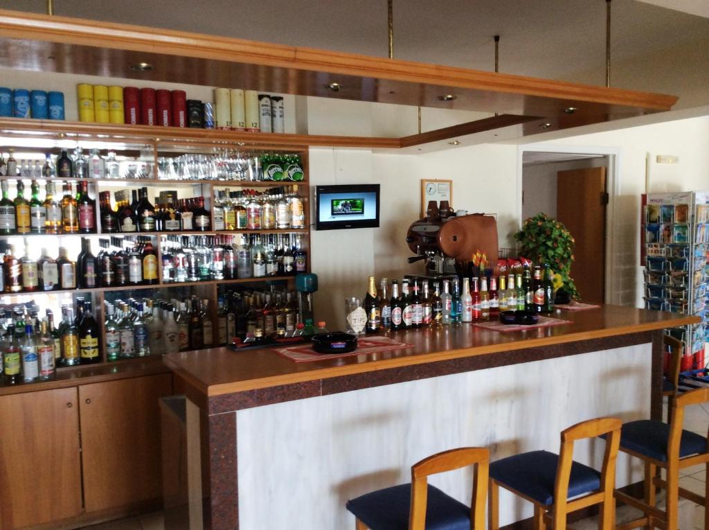 Lounge alebo bar v ubytovaní Andreolas Beach Hotel