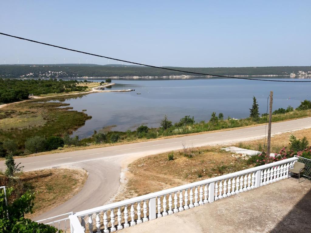 uma vista para uma estrada e um rio com uma ponte em Apartment Karlo em Kruševo