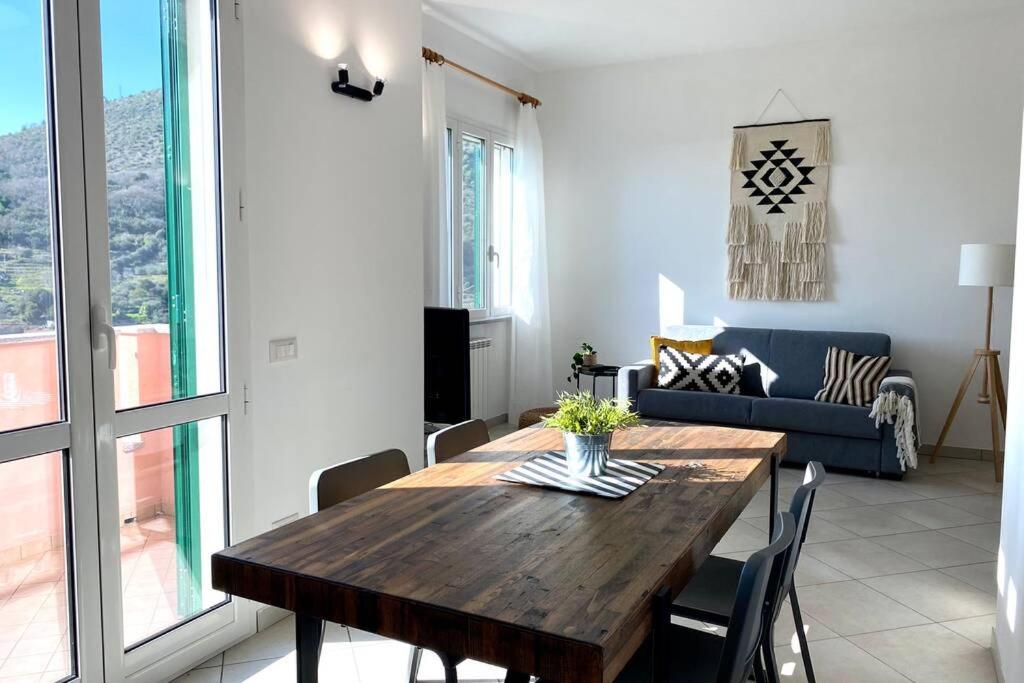 - un salon avec une table en bois et un canapé dans l'établissement Borgio Verezzi, Mare, Natura e Relax, à Borgio Verezzi