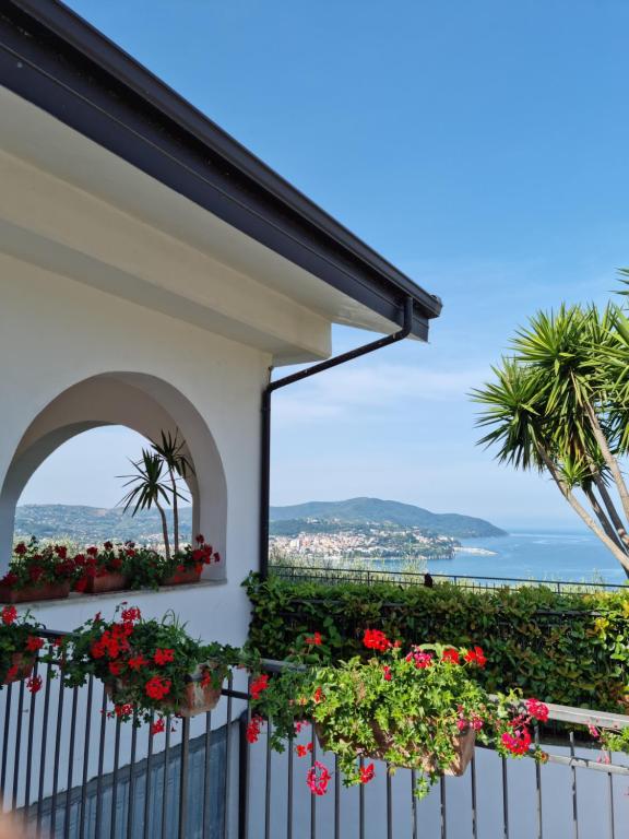 uma varanda com flores numa casa em Qvattro stagioni panoramic suites em Agropoli