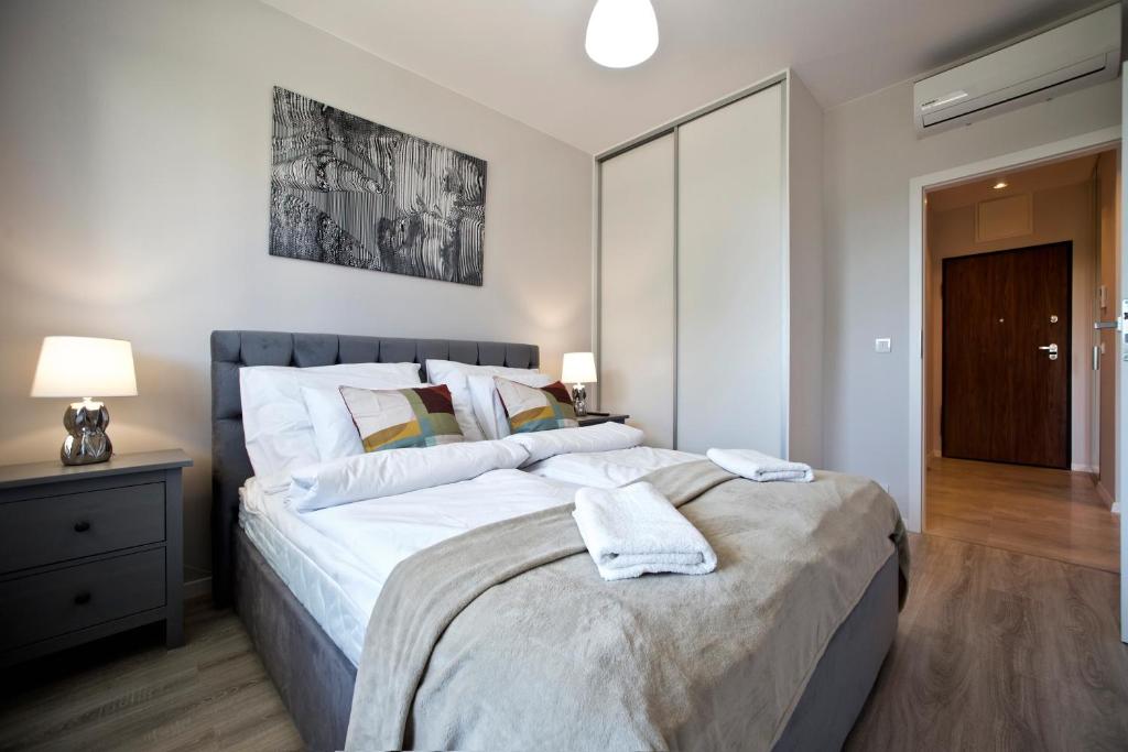 Posteľ alebo postele v izbe v ubytovaní Marina Mokotow P&O Serviced Apartments