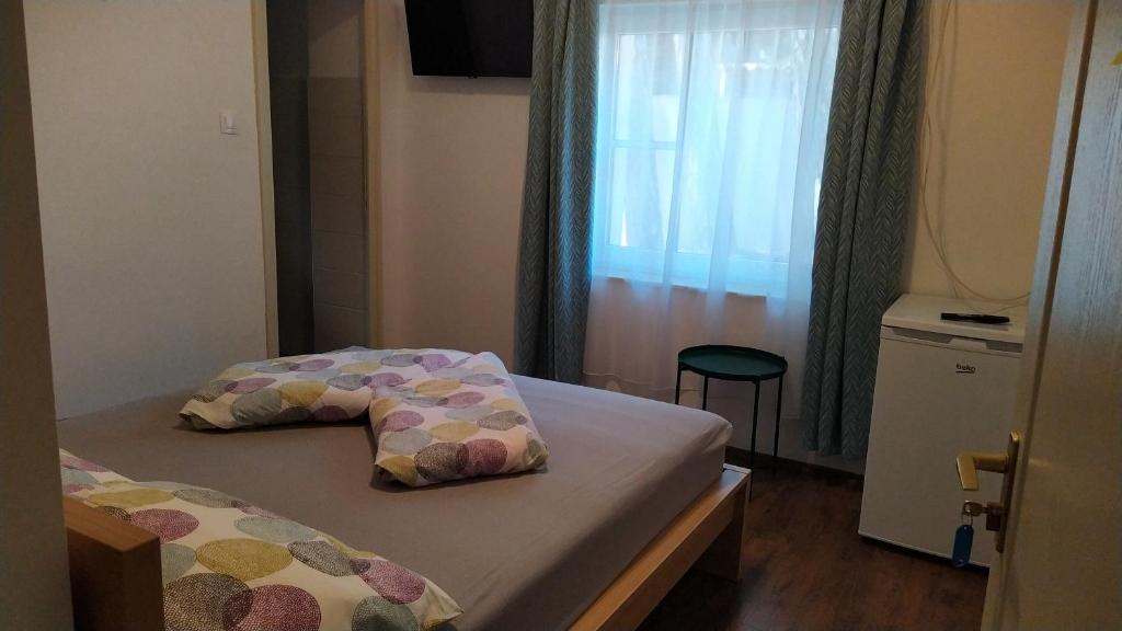 Łóżko lub łóżka w pokoju w obiekcie VilLa AdeLe