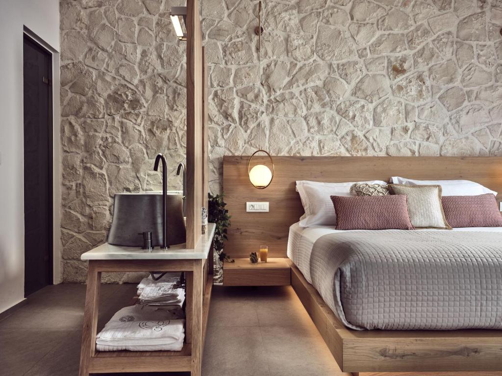 Postel nebo postele na pokoji v ubytování Etheria Luxury Villas & Suites