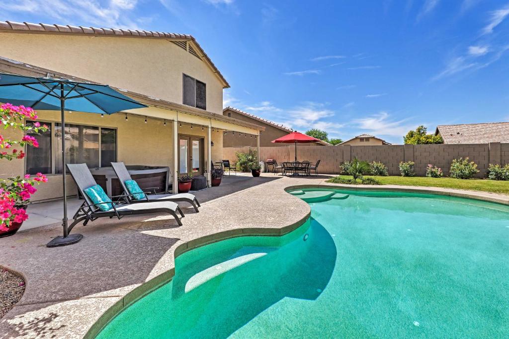 Imagen de la galería de Spacious Phoenix-Area Escape with Pool and Hot Tub, en Avondale