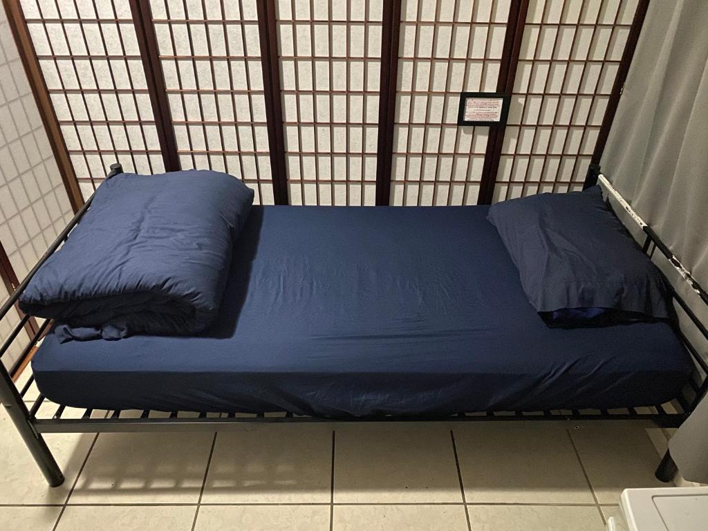 Postel nebo postele na pokoji v ubytování Private Cubicle - Single Bed - Mixed Shared Dorm - MIAMI AIRPORT