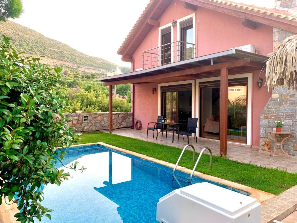 Villa con piscina frente a una casa en Villa Katerina, en Stalida