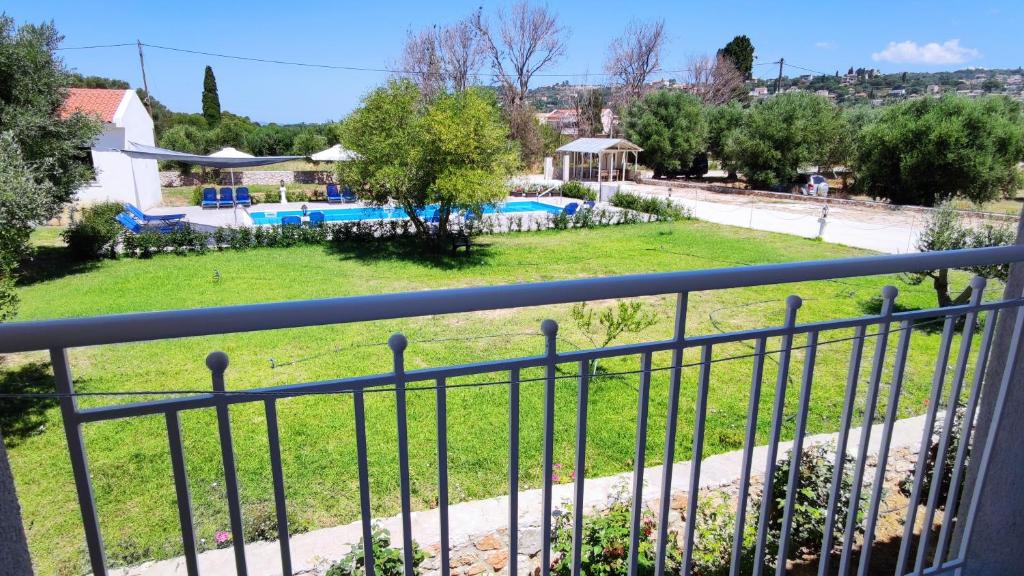 Bazén v ubytování Casa De Rosa Apartments & Studios nebo v jeho okolí
