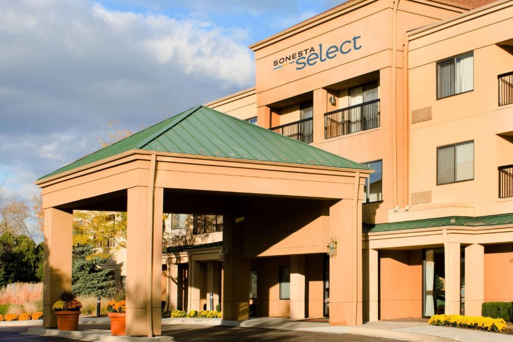 a rendering of the front of a hotel at Sonesta Select Chicago Elgin West Dundee in Elgin