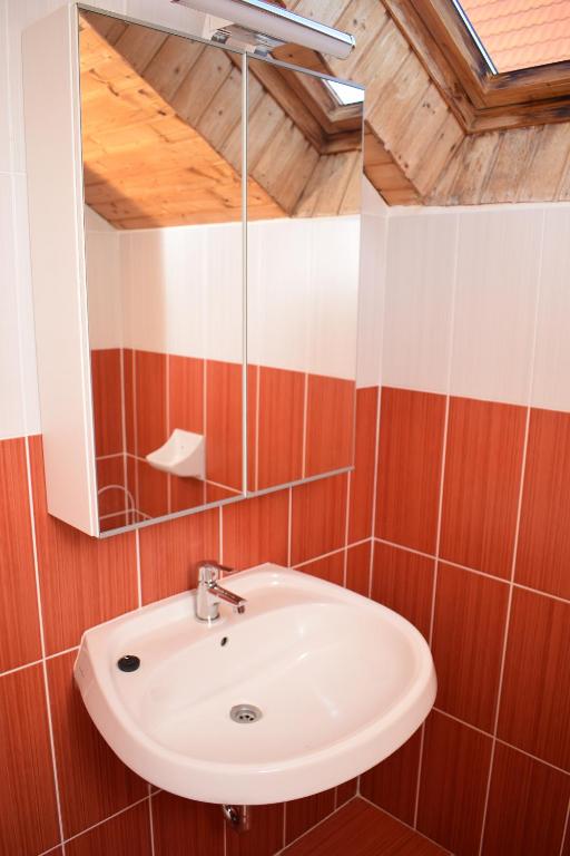 Kúpeľňa v ubytovaní Lilian apartmanház