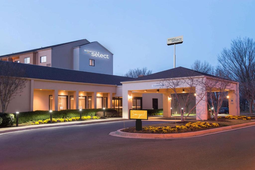 a building with a sign in the middle of a road at Sonesta Select Columbia in Columbia