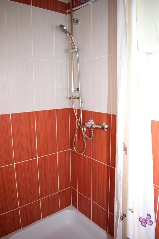 Kúpeľňa v ubytovaní Lilian apartmanház