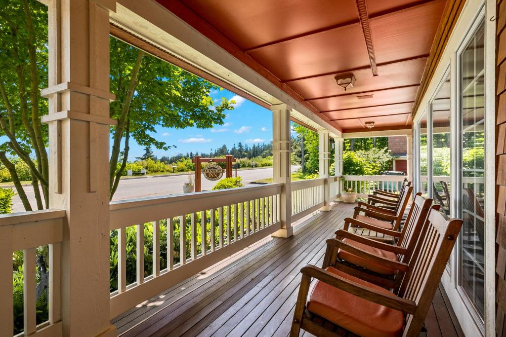 Rõdu või terrass majutusasutuses Saratoga Inn