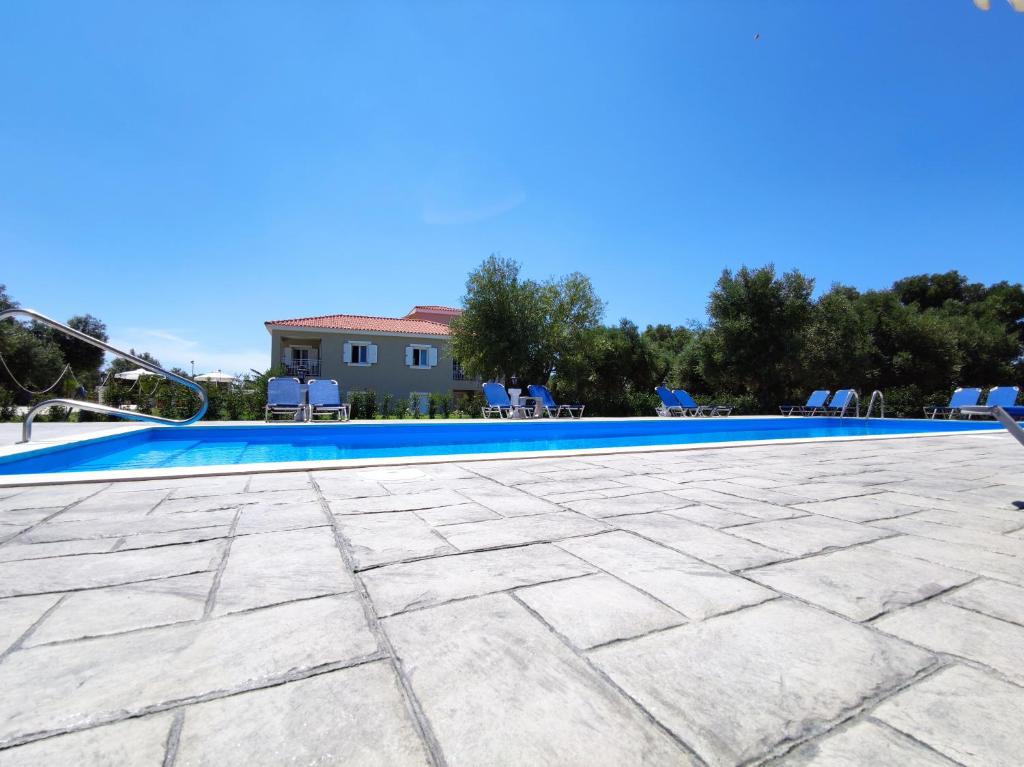 Bazén v ubytování Casa De Rosa Apartments & Studios nebo v jeho okolí