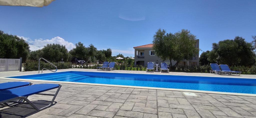 Bazén v ubytování Casa De Rosa Apartments & Studios nebo v jeho okolí
