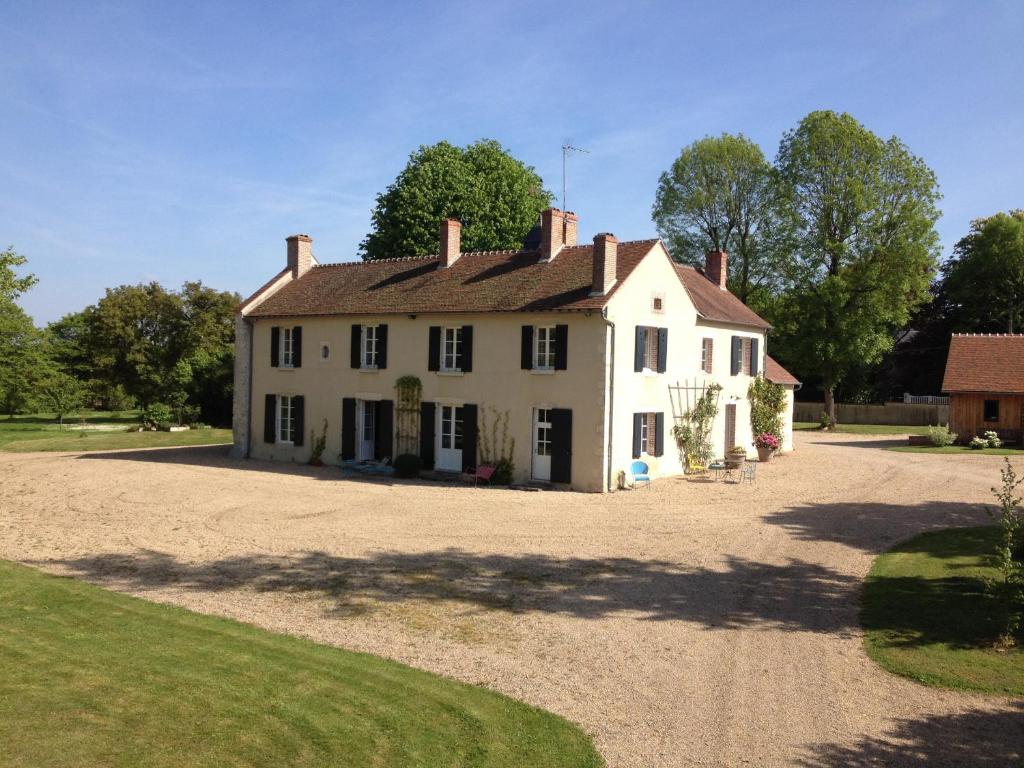 een groot wit huis met een grote oprit bij Chambres d'Hôtes Grand Bouy in Berry-Bouy