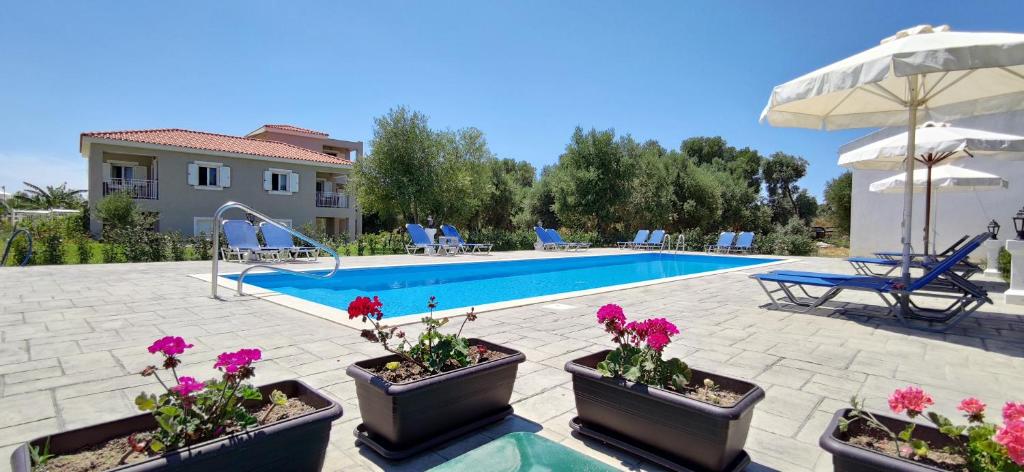 Bazén v ubytování Casa De Rosa Apartments & Studios nebo v jeho okolí