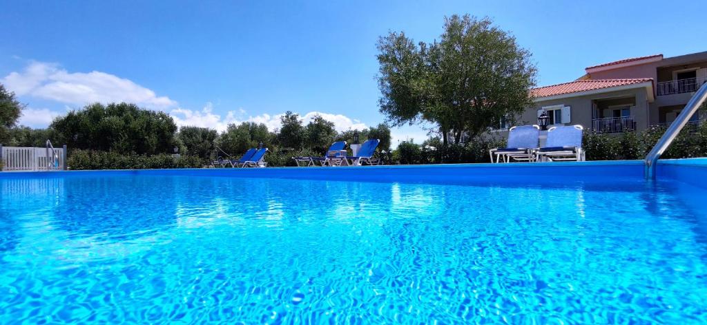 Bazén v ubytování Casa De Rosa Apartments & Studios nebo v jeho okolí