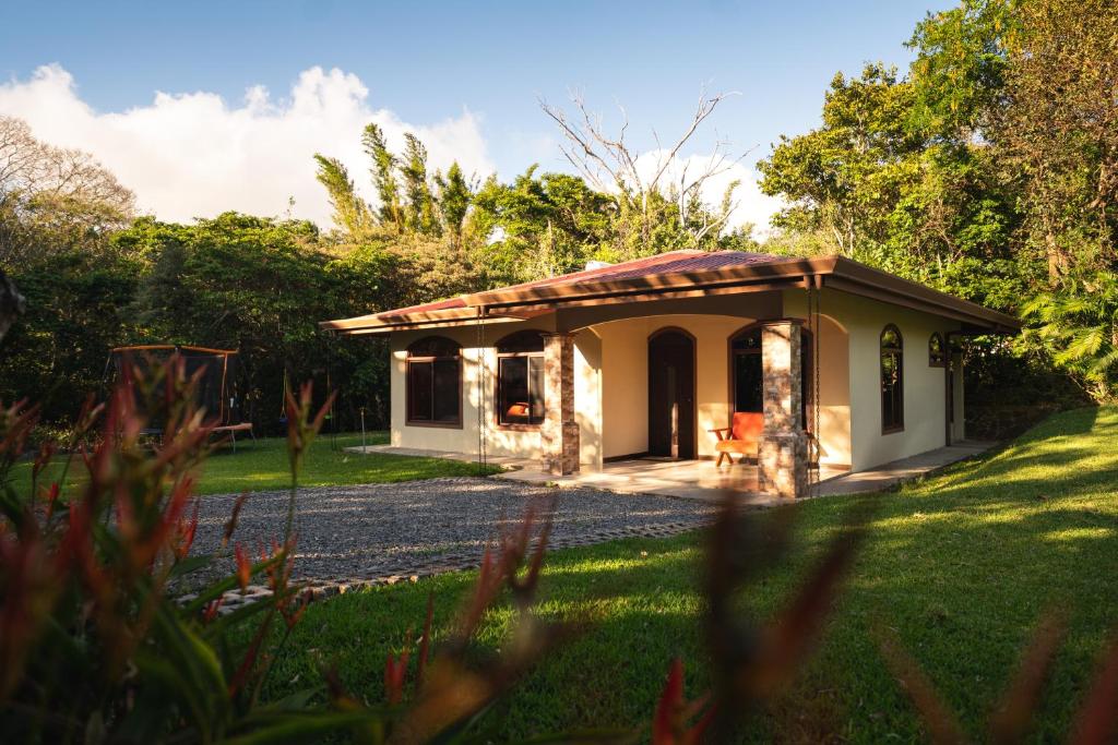 een klein huisje midden in een tuin bij Villas Macadamia - Monteverde in Monteverde Costa Rica