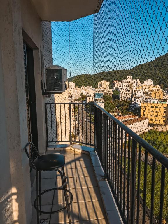  APÊ COM PISCINA E AR - 2Q DA PRAIA DA ENSEADA.