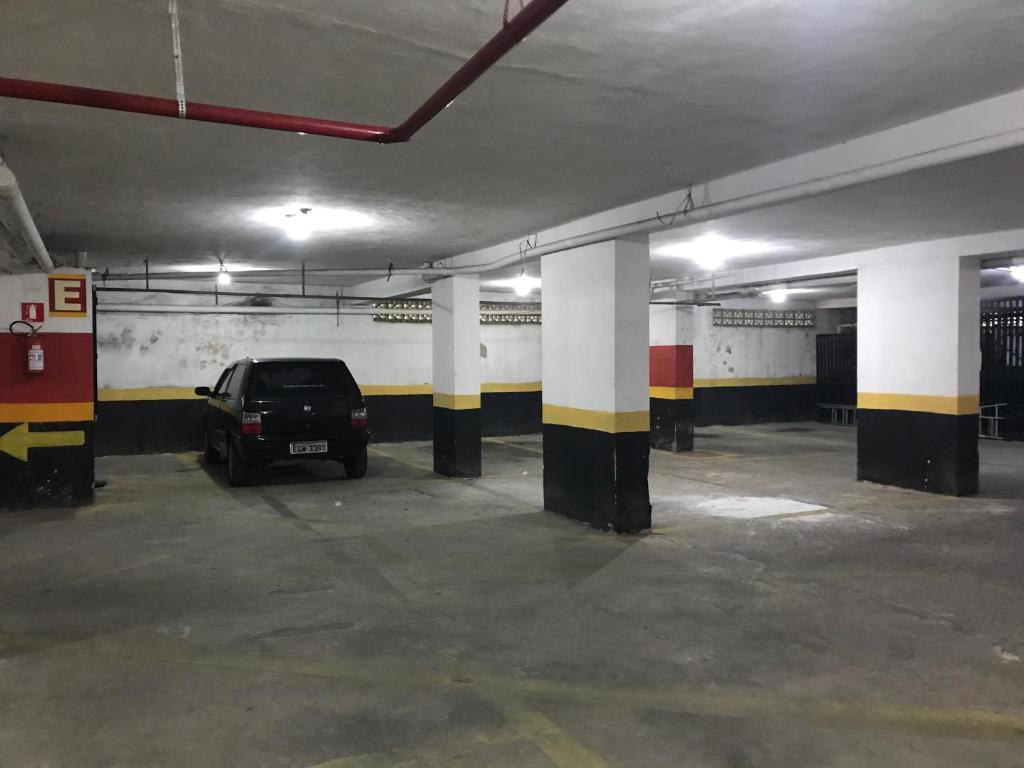  APÊ COM PISCINA E AR - 2Q DA PRAIA DA ENSEADA.