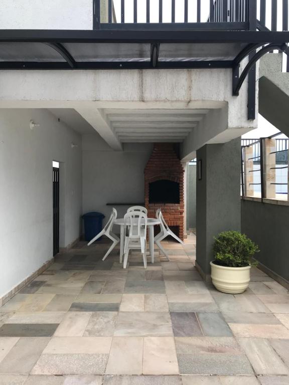  APÊ COM PISCINA E AR - 2Q DA PRAIA DA ENSEADA.