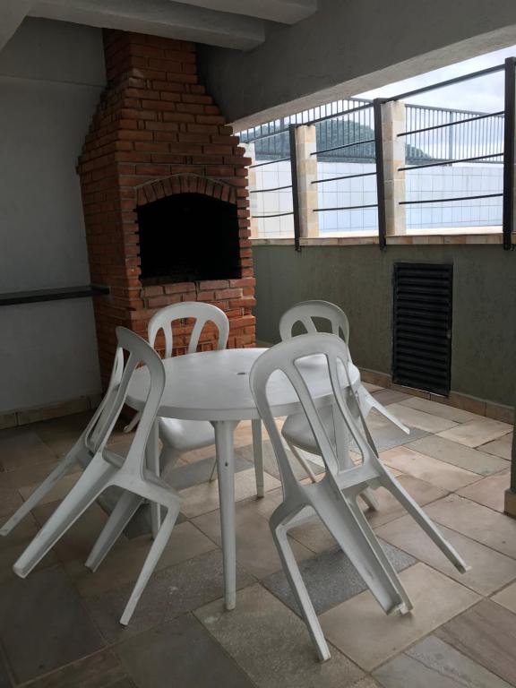  APÊ COM PISCINA E AR - 2Q DA PRAIA DA ENSEADA.