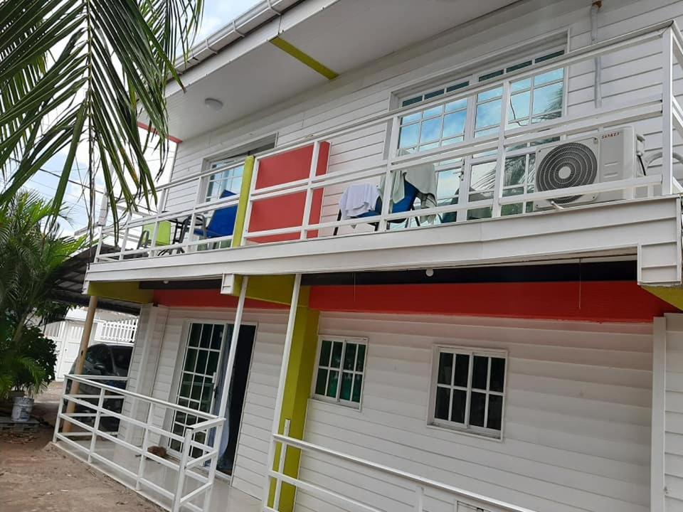 una casa con un balcón con un perro. en Mayo´s Place en San Andrés