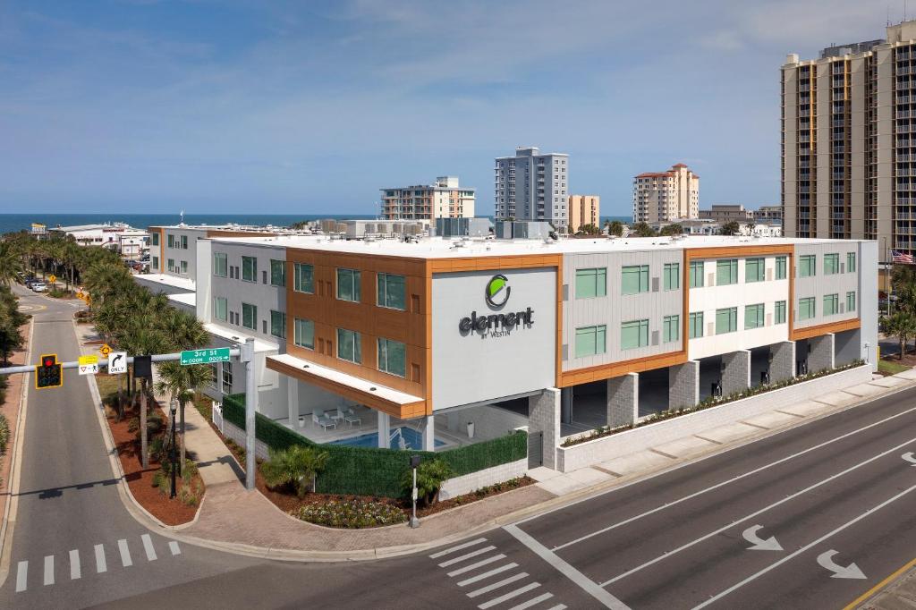 Element Jacksonville Beach في شاطئ جاكسونفيل: اطلالة جوية على مبنى على شارع المدينة