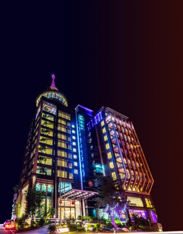 埔里承万尊爵渡假酒店的夜晚灯火通明的高楼