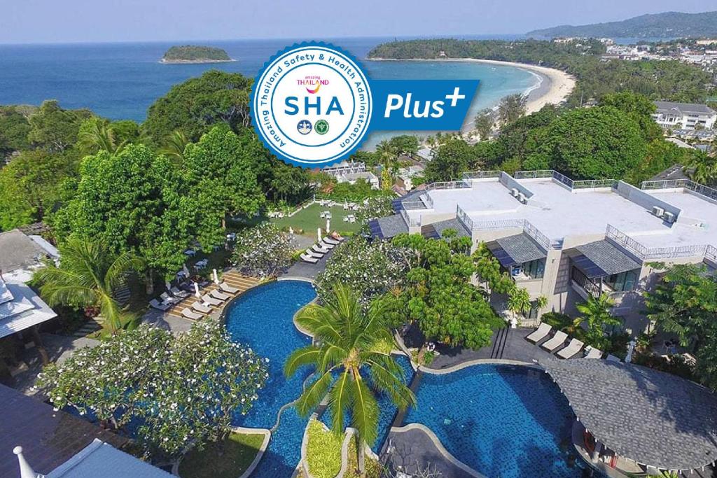 uma vista aérea de um resort com uma piscina em Andaman Cannacia Resort & Spa - SHA Extra Plus em Praia de Kata