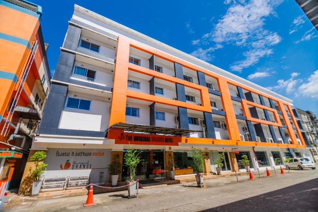 洛坤的住宿－橙色原味酒店，一条城市街道上的橙色和白色建筑