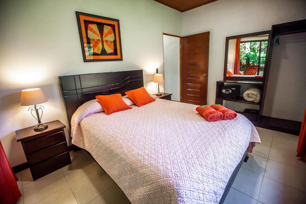 Postel nebo postele na pokoji v ubytování Villas Macadamia - Monteverde