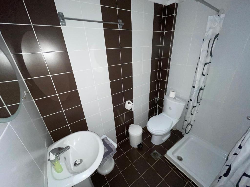 ein kleines Bad mit WC und Waschbecken in der Unterkunft Hotel Pighi in Kriopigi