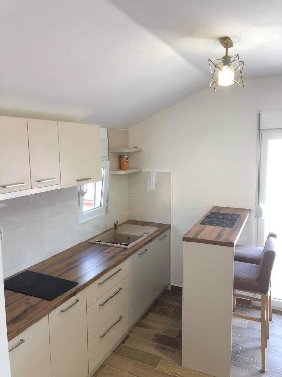 Kuchyň nebo kuchyňský kout v ubytování Apartmani Vanja
