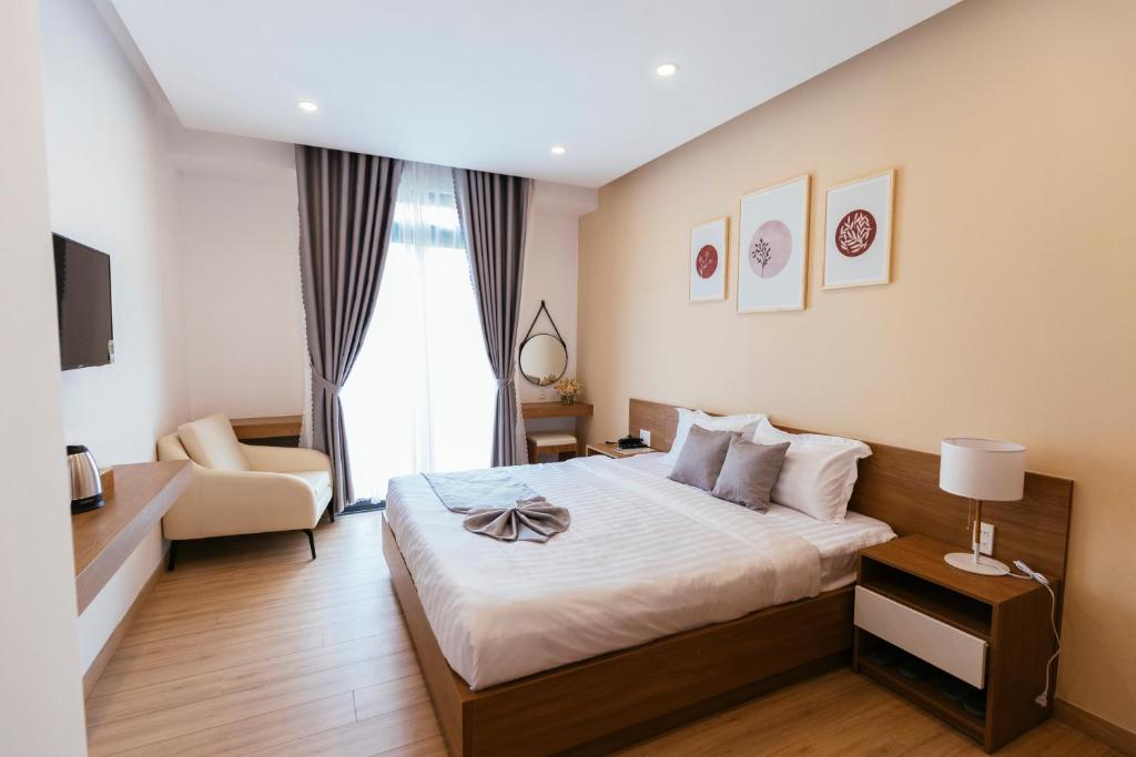 Postel nebo postele na pokoji v ubytování Minh Chi Hotel