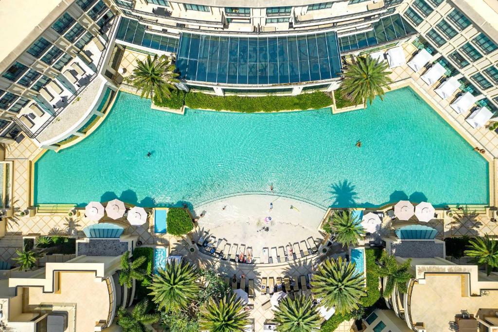 - une vue sur la piscine située dans un bâtiment dans l'établissement Imperial Hotel Gold Coast, à Gold Coast