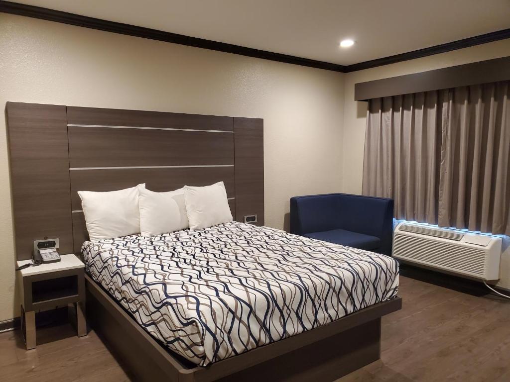 Tempat tidur dalam kamar di Oak Park Motel