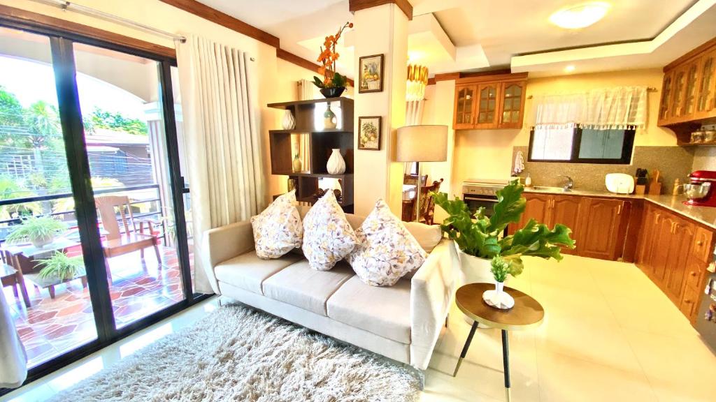 uma sala de estar com um sofá e uma mesa em Elaine's Homestay em Dumaguete