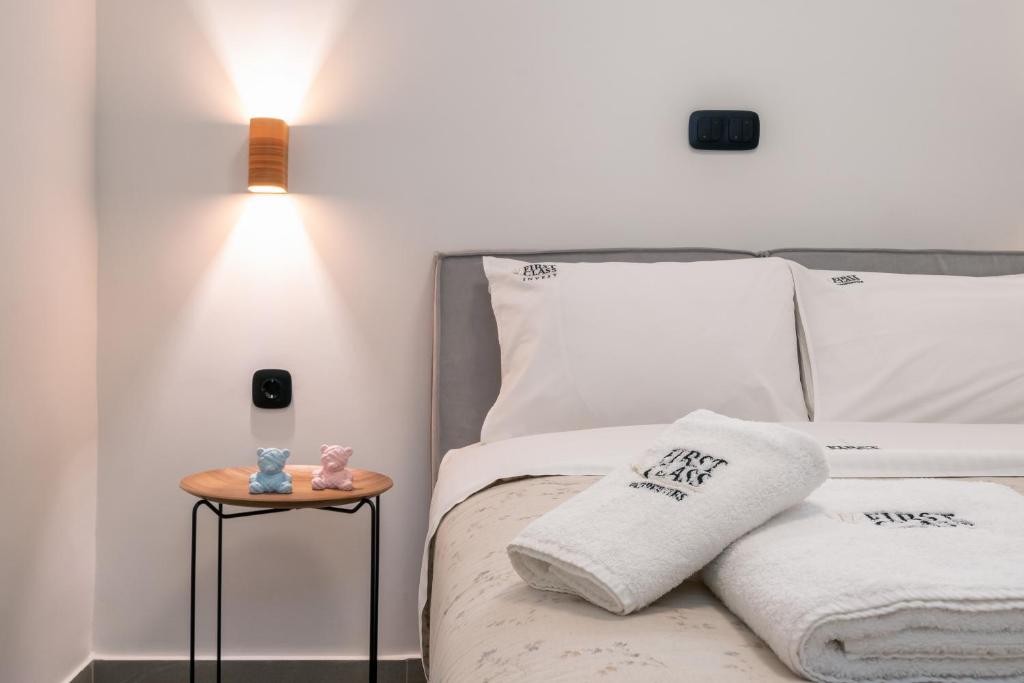 Posteľ alebo postele v izbe v ubytovaní Glyfada Gallery Apartment
