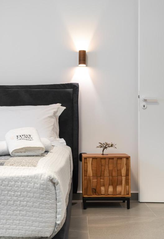 Posteľ alebo postele v izbe v ubytovaní Glyfada Gallery Apartment