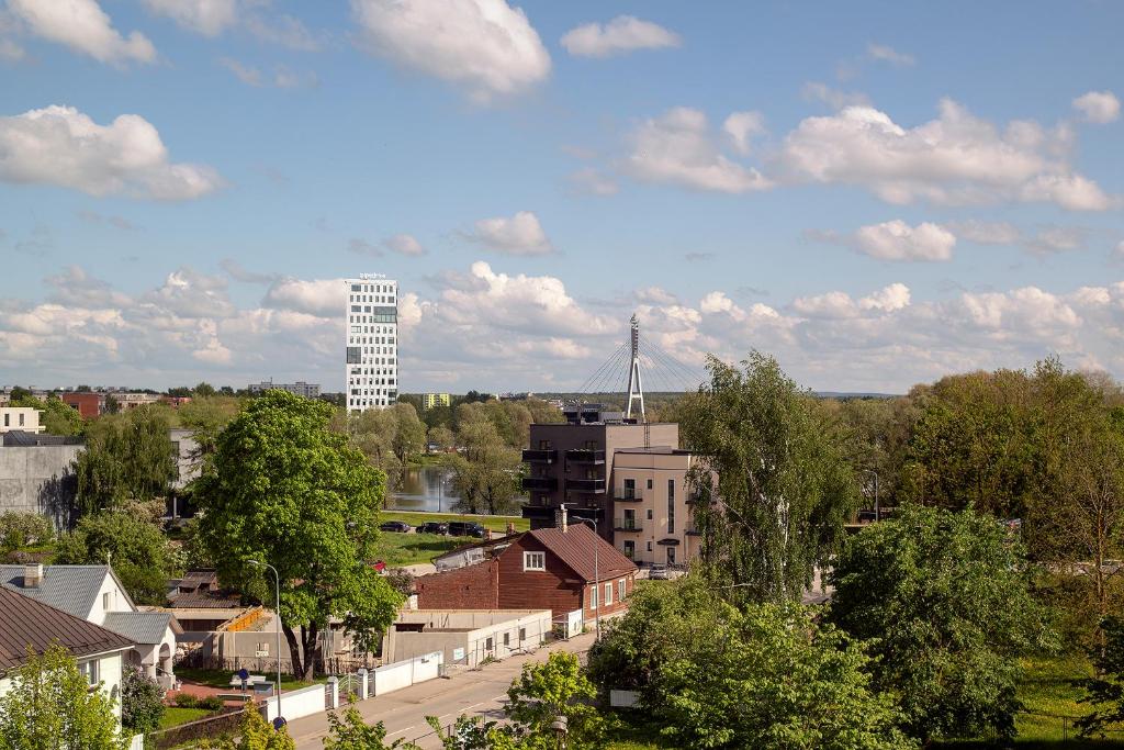 Nespecifikovaný výhled na destinaci Tartu nebo výhled na město při pohledu z aparthotelu