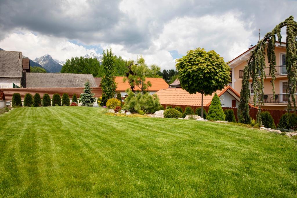 A garden outside Chalet Nova Lesna Mountain View