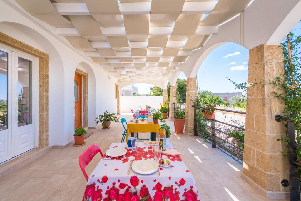 A balcony or terrace at Tramontana Tre Archi B&B
